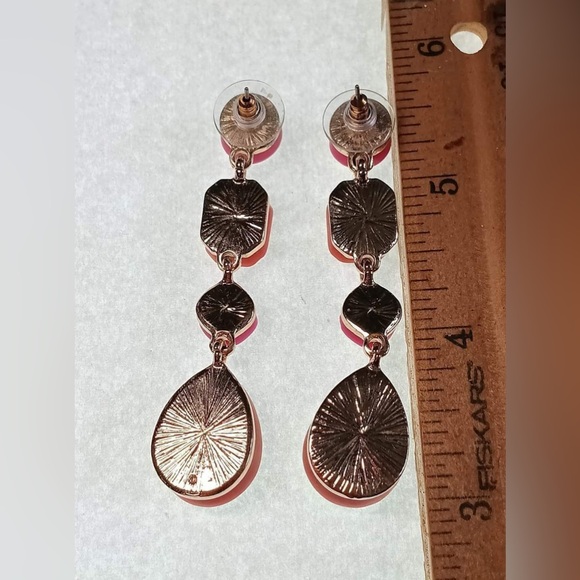Pretty A/B faceted rhinestone pink dangle earrings. - Picture 2 of 2
